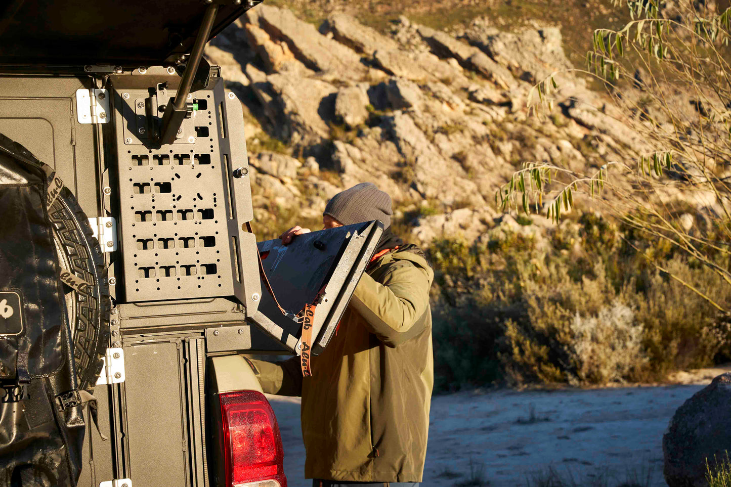 CAMPER TRAX FOLD-OUT TABLE