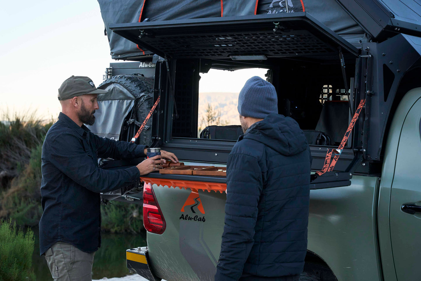 CAMPER TRAX FOLD-OUT TABLE