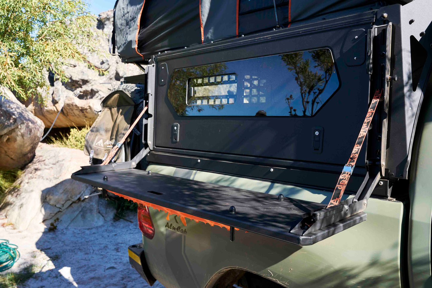 CAMPER TRAX FOLD-OUT TABLE