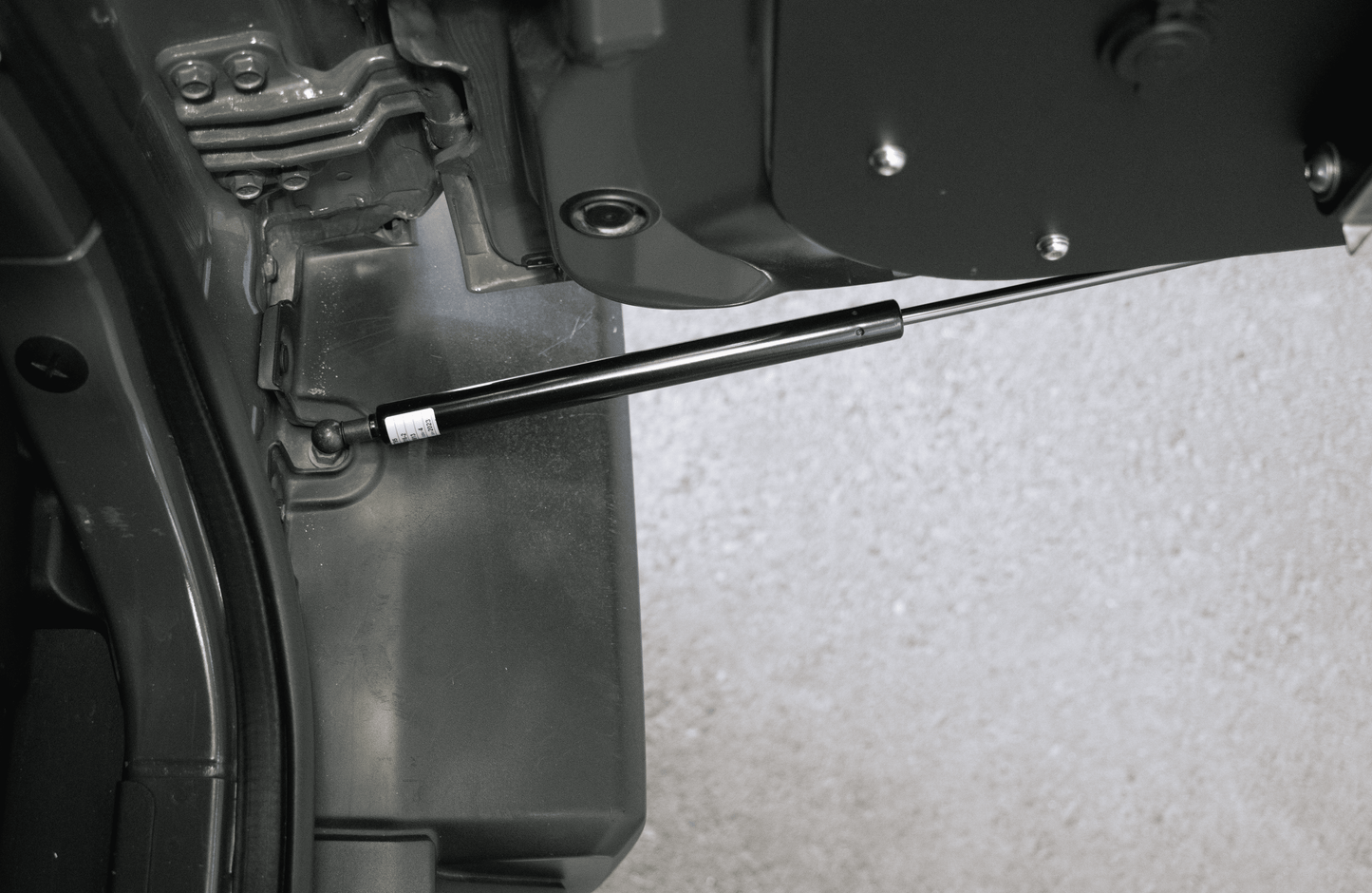 JIMNY - REAR DOOR SHOCK WITH SHOCK ENDS