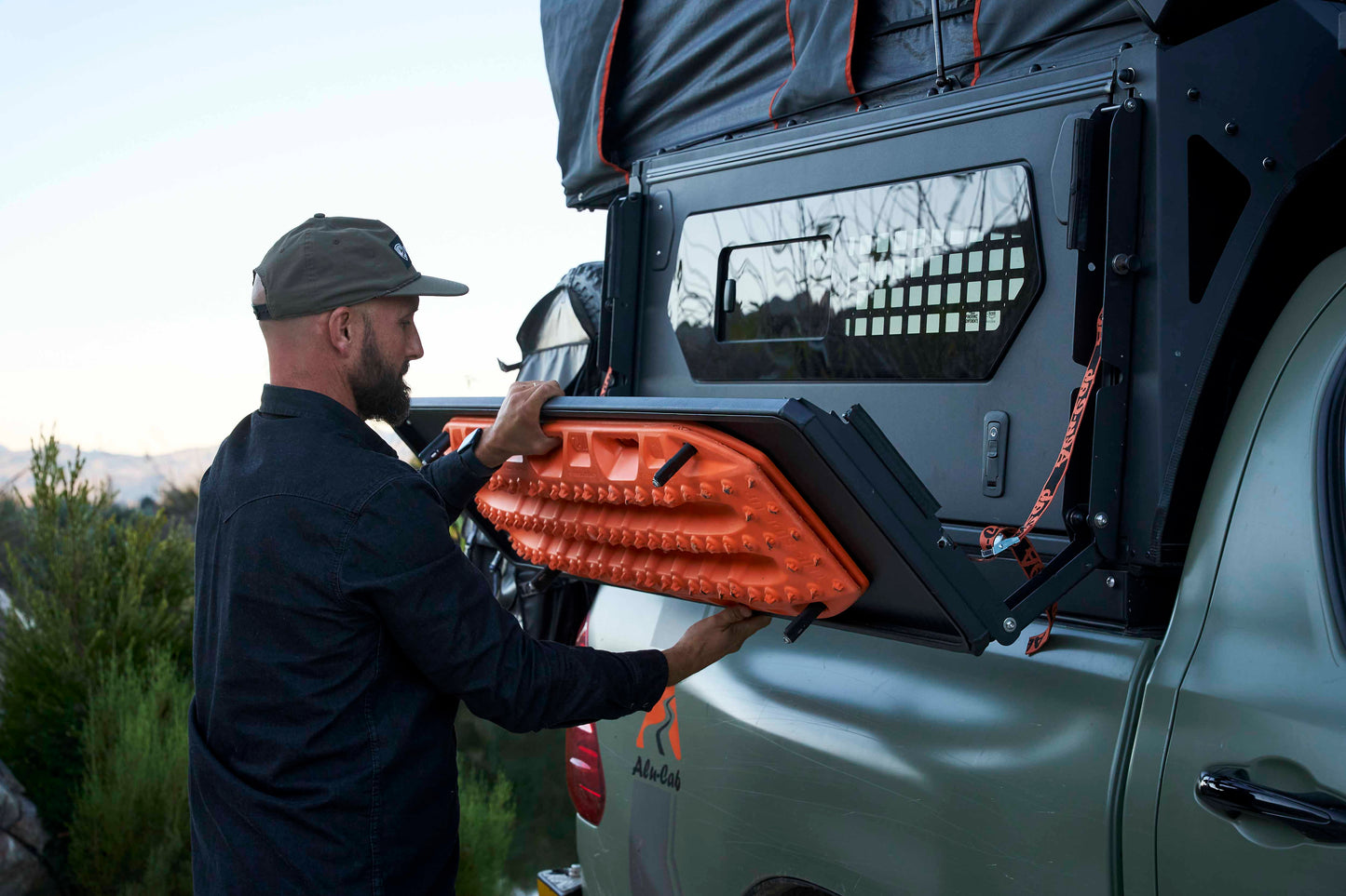 CAMPER TRAX FOLD-OUT TABLE