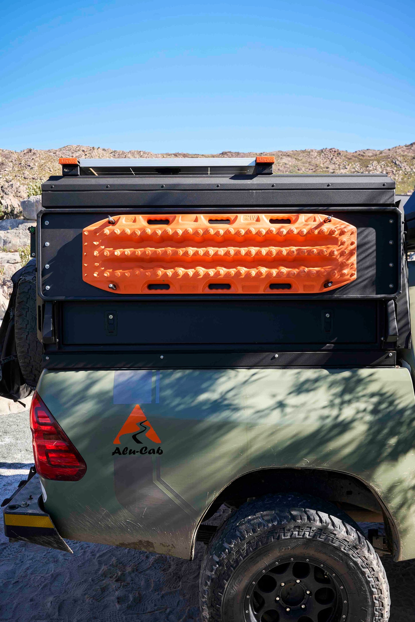 CAMPER TRAX FOLD-OUT TABLE